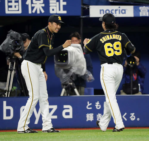 DeNA対阪神　6回裏DeNAの攻撃を抑えた島本（右）を迎える阪神才木（撮影・鈴木正人）