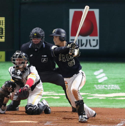 ソフトバンク対オリックス　9回表オリックス1死三塁、中川圭太は右越えに同点となる適時三塁打を放つ（撮影・梅根麻紀）
