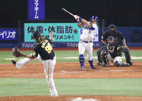 DeNA対阪神　9回裏DeNA無死一塁、筒香を空振り三振に仕留めるドリス（撮影・河野匠）