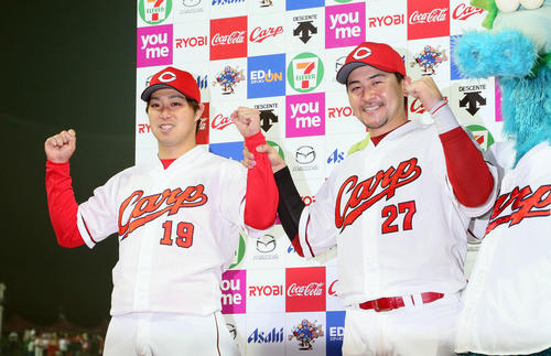 広島対中日　お立ち台で笑顔を見せる野村（左）と会沢（撮影・栗木一考）
