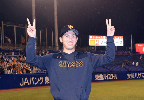 ヤクルト対巨人　今季2勝目を挙げた巨人高橋は笑顔で「2」ポーズ（撮影・たえ見朱実）