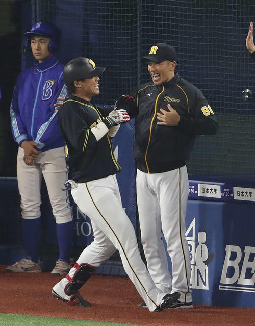 DeNA対阪神　9回表阪神1死、本塁打を放った陽川（左）を笑顔で迎える矢野監督（撮影・河野匠）