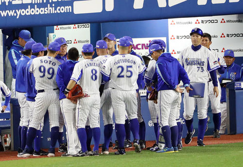 DeNA対阪神　5回裏を前に円陣を組むDeNAナイン。右端はラミレス監督（撮影・河野匠）