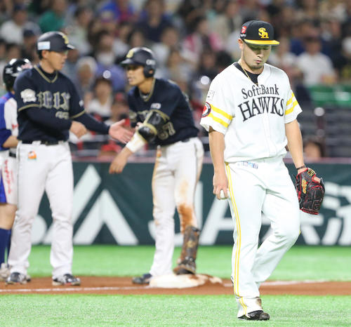 ソフトバンク対オリックス　9回表オリックス1死三塁、中川圭太（中央）から同点となる右翼線の適時三塁打を打たれ、うなだれる森（撮影・菊川光一）
