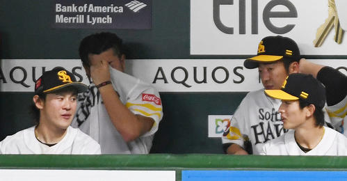 ソフトバンク対オリックス　9回に逆転された森唯斗（左から2人目）は、ユニホームで顔を隠す（撮影・今浪浩三）