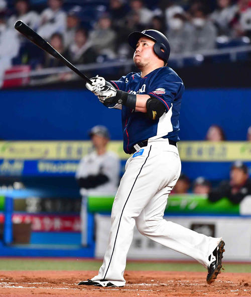 ロッテ対西武　2回表西武無死、山川は左越えに先制ソロ本塁打を放つ（撮影・小沢裕）