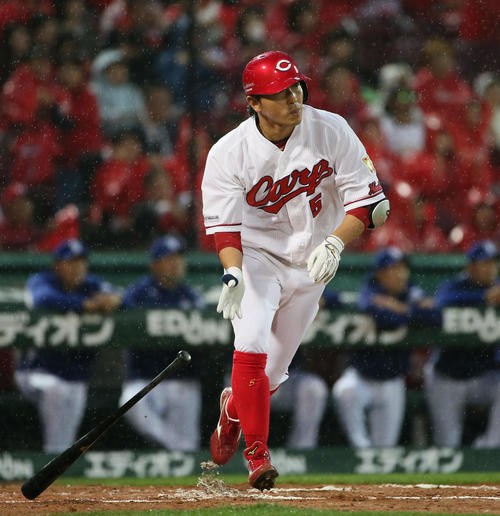 広島対中日　3回裏広島無死、長野久義は右越えにソロ本塁打を放つ（撮影・栗木一考）