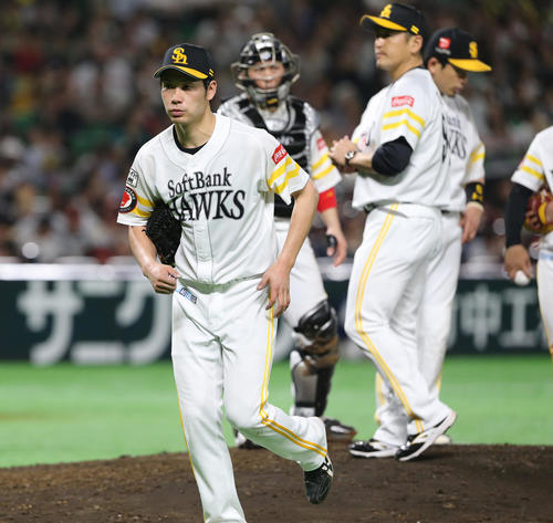 7回途中で降板する武田翔太（撮影・菊川光一）