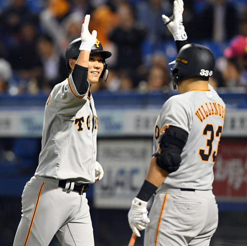 ヤクルト対巨人　2回表巨人1死一、三塁、6号3点本塁打を放った坂本勇人は、ビヤヌエバとハイタッチ（撮影・たえ見朱実）