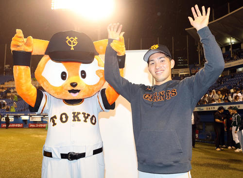 ヤクルト対巨人　2勝目を挙げ、ジャビットとバンザイをする高橋（撮影・狩俣裕三）