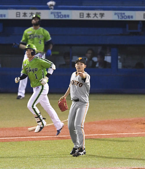 ヤクルト対巨人　3回裏ヤクルト無死一、二塁、高橋（右）は山田哲を二飛に仕留める（撮影・山崎安昭）