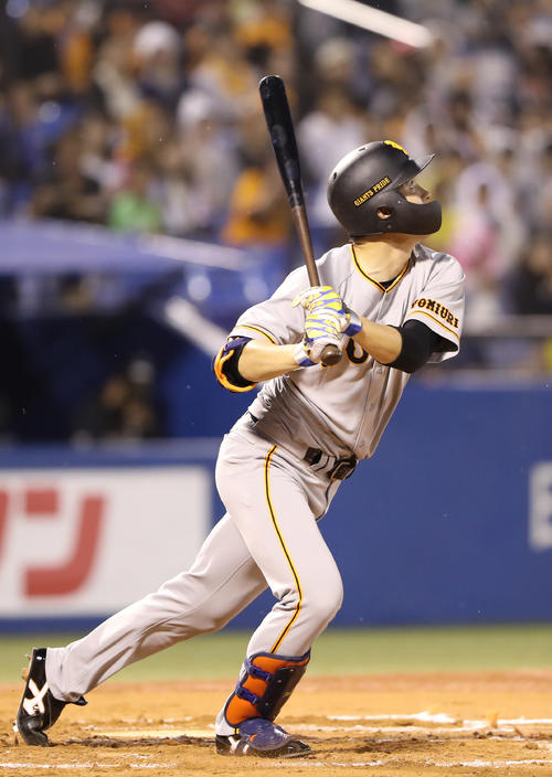 ヤクルト対巨人　2回表巨人1死一、二塁、プロ初安打初打点となる適時内野安打を放つ先発の高橋（撮影・狩俣裕三）