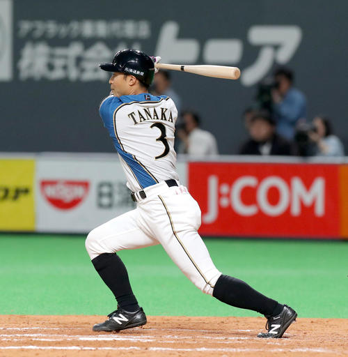 日本ハム対楽天　8回裏日本ハム2死満塁、田中賢は適時打を放つ（撮影・佐藤翔太）　　
