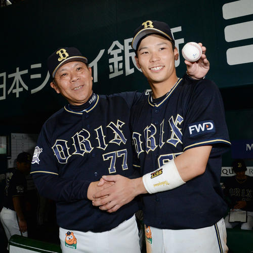 ソフトバンク対オリックス　監督通算200勝を飾った西村監督（左）と笑顔で握手するプロ初安打を記録した中川（撮影・今浪浩三）