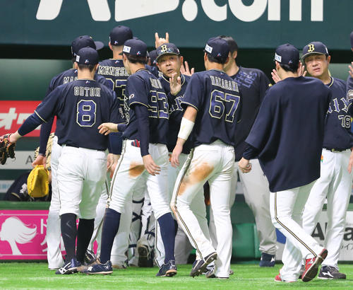 ソフトバンク対オリックス　逆転勝ちで中川圭太ら選手と勝利のタッチをかわす西村徳文監督（中央）（撮影・菊川光一）