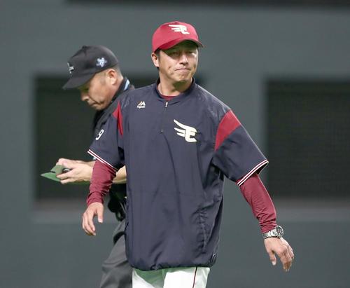 日本ハム対楽天　3回裏、投手交代を告げる平石監督（撮影・黒川智章）