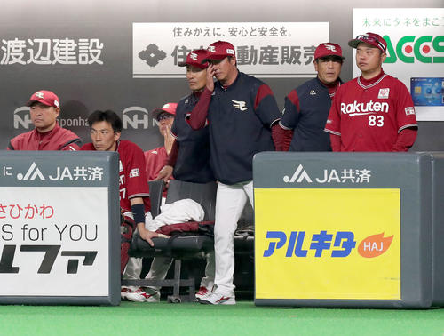 日本ハム対楽天　7回表楽天1死一、二塁、浅村が捕邪飛に倒れがっかりする楽天平石監督（右から3人目）（撮影・佐藤翔太）　　