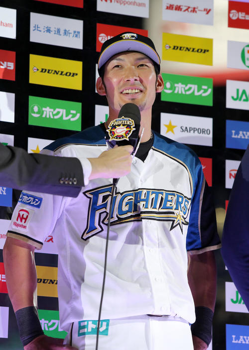 日本ハム対楽天　試合終了後、笑顔でインタビューを受ける日本ハム大田（撮影・佐藤翔太）　　