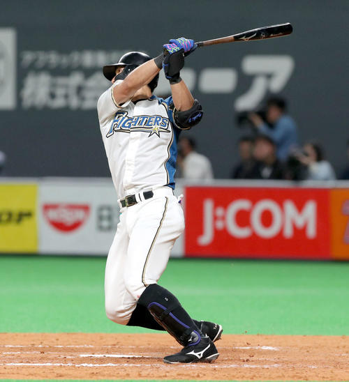 日本ハム対楽天　5回裏日本ハム2死一、二塁、大田は適時二塁打を放つ（撮影・佐藤翔太）　　