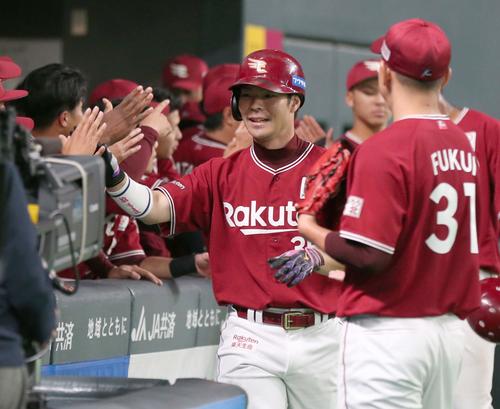 日本ハム対楽天　1回表、2点本塁打を放ちナインに出迎えられる島内（撮影・黒川智章）