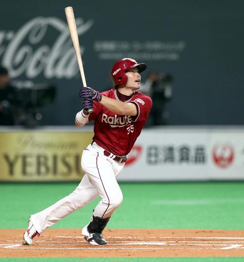 日本ハム対楽天　1回表楽天2死三塁、右越え2点本塁打を放つ島内（撮影・黒川智章）