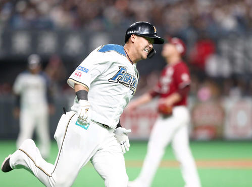 日本ハム対楽天　1回裏日本ハム1死三塁、左前適時打を放ち歯をくいしばって一塁に向かう中田。右奥は福井（撮影・黒川智章）