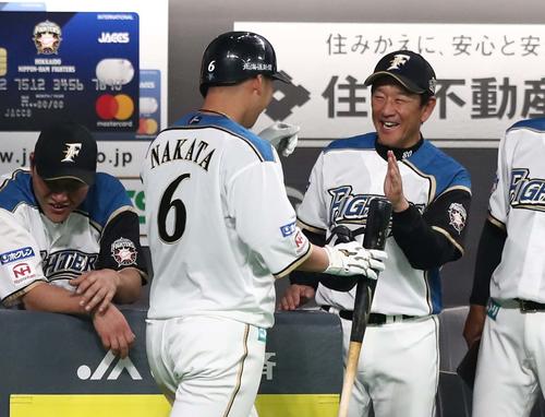 日本ハム対楽天　8回裏に適時打を放った中田を笑顔で出迎える栗山監督（撮影・黒川智章）