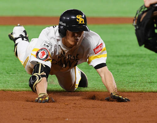 ソフトバンク対オリックス　5回裏ソフトバンク無死、三森は左越え三塁打を放ちヘッドスライディング（撮影・今浪浩三）　