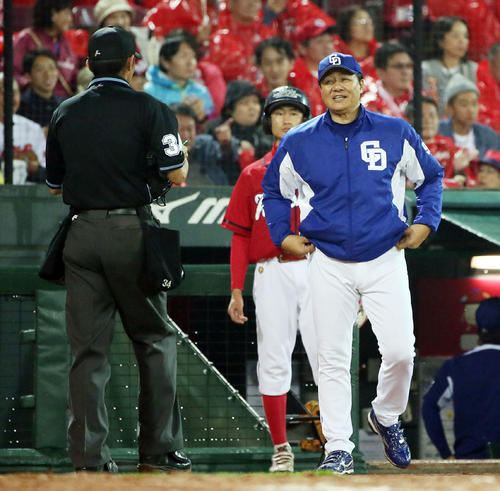 広島対中日　8回、交代を出す与田監督（撮影・栗木一考）