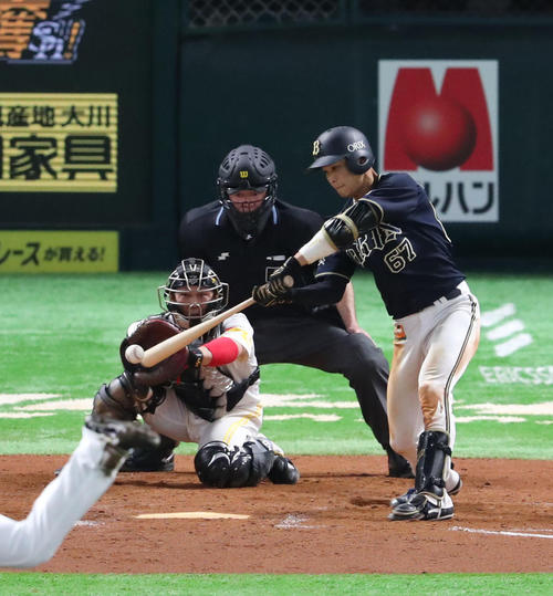 ソフトバンク対オリックス　9回表オリックス1死三塁、中川は右越え同点適時三塁打を放つ（撮影・梅根麻紀）