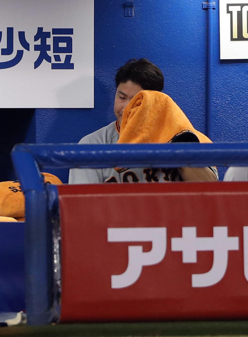 ヤクルト対巨人　4回裏途中に降板し、タオルで汗をぬぐう菅野（撮影・狩俣裕三）