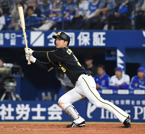 9回表阪神2死一、三塁、近本は左越え逆転3点本塁打を放つ（撮影・奥田泰也）