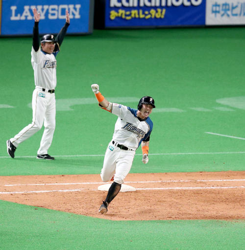 日本ハム対楽天　12回裏日本ハム2死満塁、左前にサヨナラ打を放ちガッツポーズの杉谷（撮影・黒川智章）