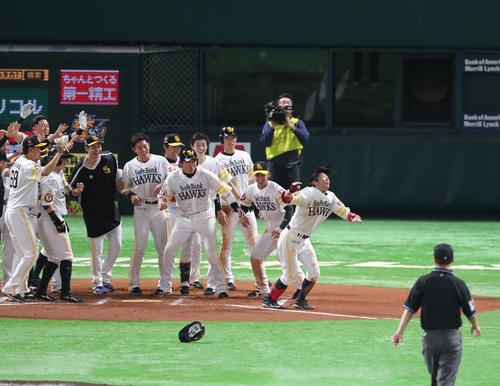 ソフトバンク対オリックス　延長10回裏無死二、三塁、明石健志は右越えにサヨナラとなる3点本塁打を放ちナインの待つホームへ（撮影・梅根麻紀）
