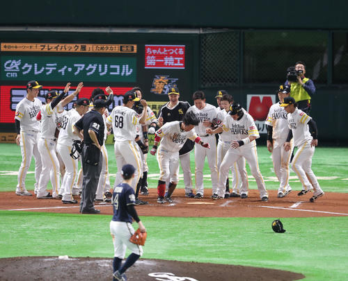 ソフトバンク対オリックス　延長10回裏無死二、三塁、明石健志は右越えにサヨナラとなる3点本塁打を放ちナインの待つホームへ（撮影・梅根麻紀）