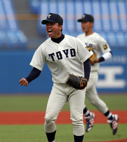 東洋大対国学院大　9回裏国学院大2死　1安打完封し、ガッツポーズする東洋大・村上（撮影・大野祥一）