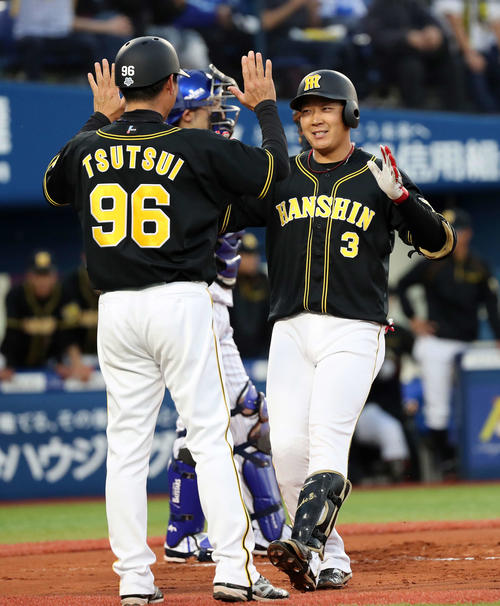 DeNA対阪神　1回表阪神2死二塁、大山（右）は右越え本塁打を放ち筒井コーチとタッチ（撮影・鈴木正人）