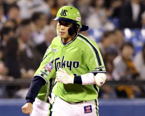 ヤクルト対巨人　3回裏ヤクルト無死、青木宣親に続き、ソロ本塁打を放つ山田哲人
