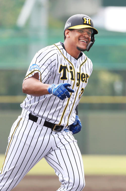 阪神対ソフトバンク　3回裏阪神2死一塁、マルテは左越え2点本塁打を放ち、笑顔でベースを回る（撮影・上山淳一）