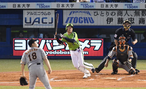 ヤクルト対巨人　3回裏ヤクルト無死、川端は左前打を放つ。投手菅野（撮影・山崎安昭）
