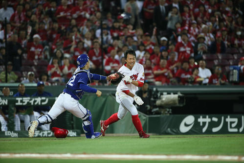 4回裏広島1死一塁、サビエル・バティスタの二塁打で一塁走者長野久義は本塁を狙うもタッチアウト。捕手加藤匠馬（撮影・栗木一考）