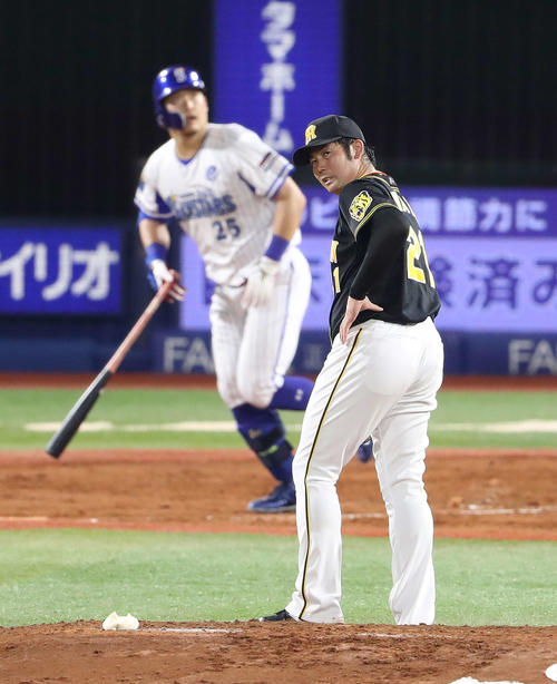 DeNA対阪神　4回裏DeNA1死、筒香（後方）に左越え本塁打を浴び悔しそうな表情の岩田（撮影・河野匠）