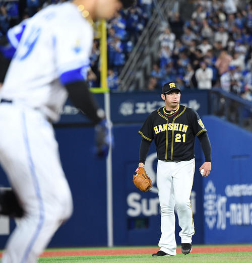 DeNA対阪神　6回裏DeNA無死、ソト（左）に右越え本塁打を打たれた岩田稔（撮影・奥田泰也）