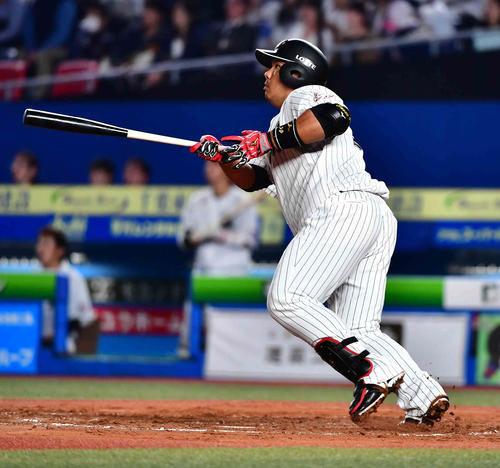 ロッテ対西武　6回裏ロッテ1死、井上は中越えに同点ソロ本塁打を放つ（撮影・小沢裕）