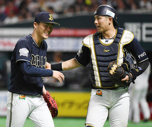 ソフトバンク対オリックス　4回裏ソフトバンク1死一、二塁、内川聖一を二塁ゴロ併殺に打ち取り笑顔でベンチに戻る先発の山本由伸、右は捕手の若月健矢（撮影・今浪浩三）