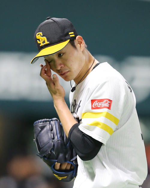 ソフトバンク対オリックス　9回途中に泣きながら降板する大竹耕太郎（撮影・菊川光一）