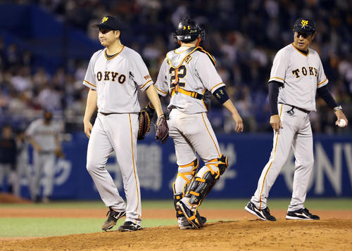 ヤクルト対巨人　4回裏途中、降板する際、小林（中央）とグラブでタッチし合う菅野（右）。右は宮本コーチ（撮影・狩俣裕三）