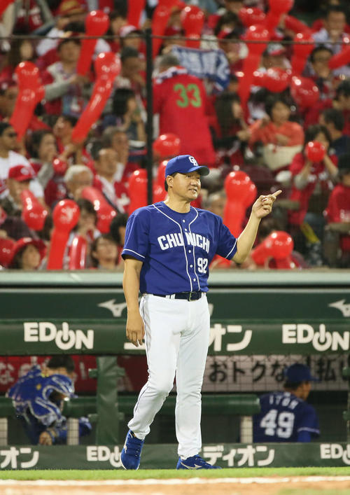 広島対中日　7回、交代を出す与田剛監督（撮影・栗木一考）