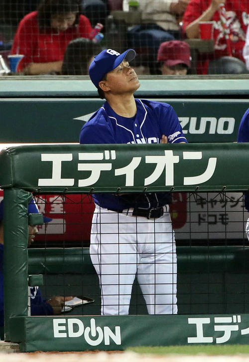 7回、攻撃前にスコアボードを見つめる与田監督（撮影・栗木一考）