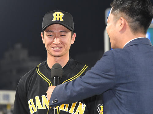 DeNA対阪神　勝ち越しの左越え3点本塁打を放った近本（左）はヒーローインタビューに答える（撮影・奥田泰也）